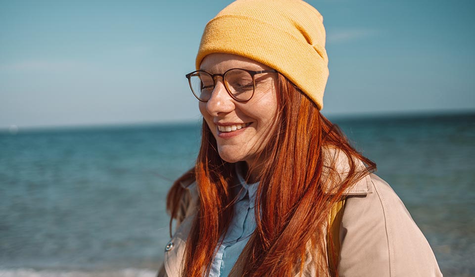 frau am meer laechelt