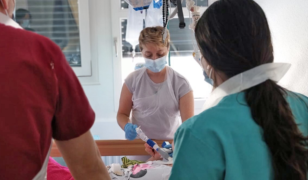 Sekretabsaugung bei einem tracheotomierten Patienten